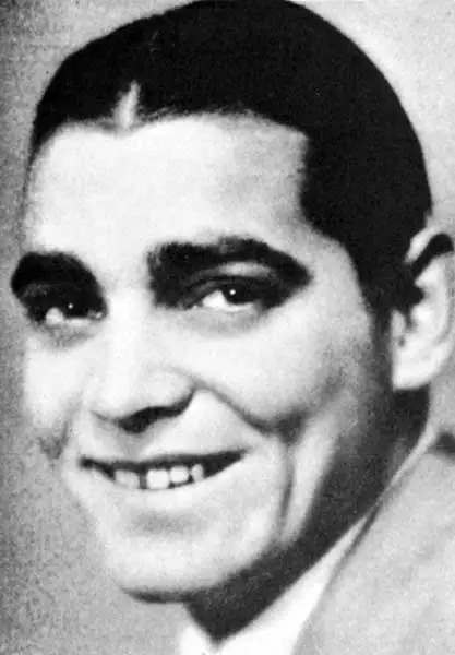 Photo of a young Clark Gable, smiling earnestly with gap teeth and not much pizzazz or intentionality.